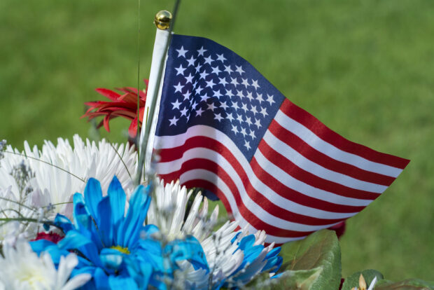 How to Decorate Graves or Memorials for the Fourth of July Respectfully