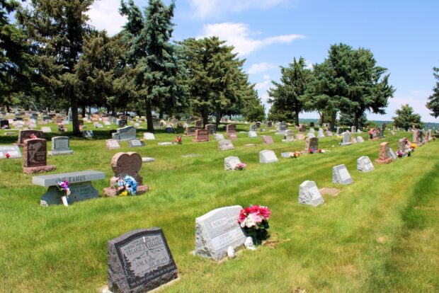 The Evolution of Personalized Cemetery Monuments: From Traditional to Unique